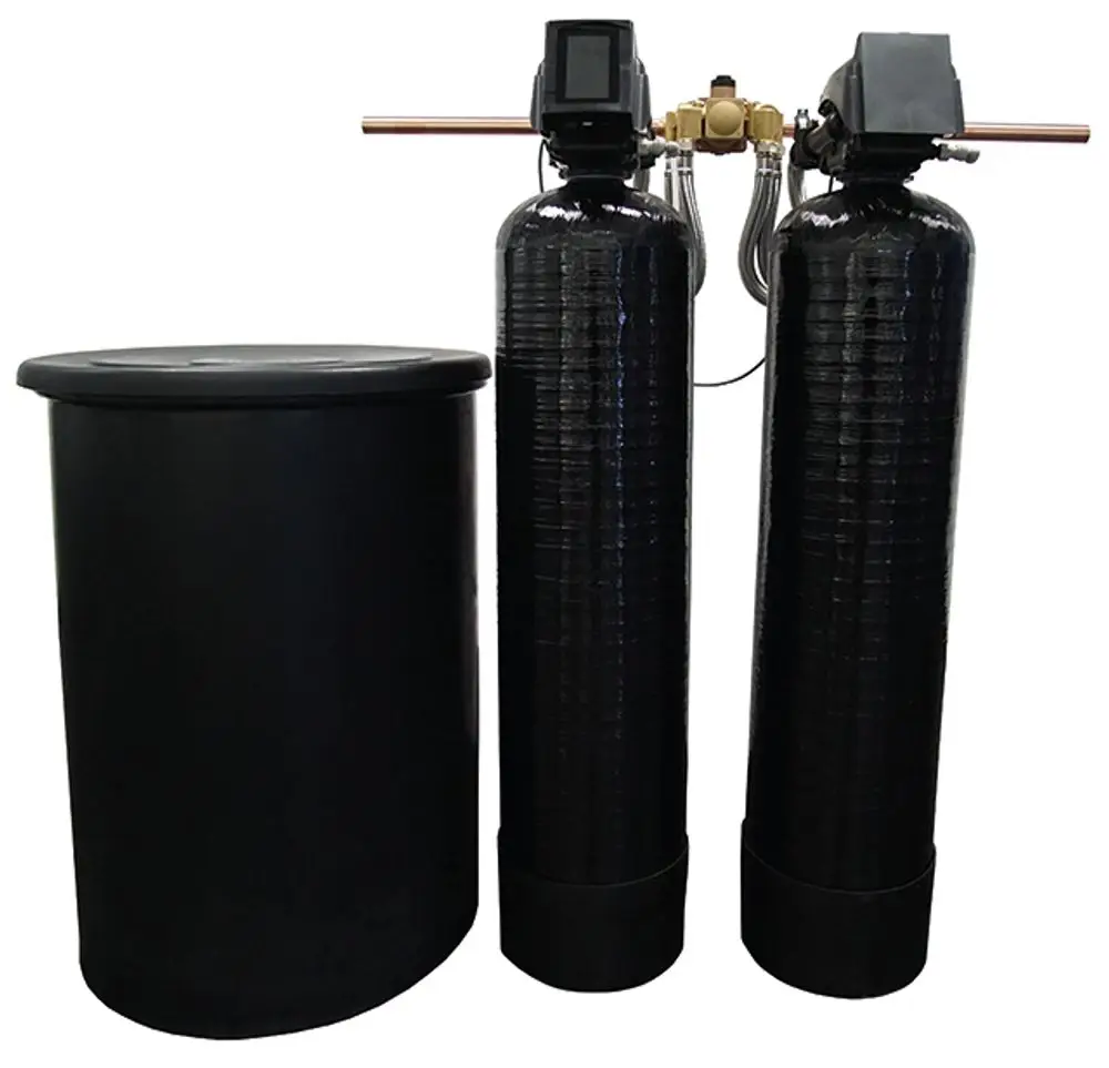 Zwei schwarze Zylinder mit Regulierungseinheit und Rohren, verbunden mit einem schwarzen Wassertank. Produkt von Syr zur Wasserenthärtung.